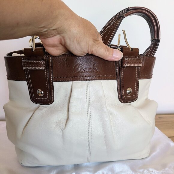 Mint Condition Y2K COACH Soho Pleated White and Brown (Full Grain) Leather Bag - Picture 4 of 14